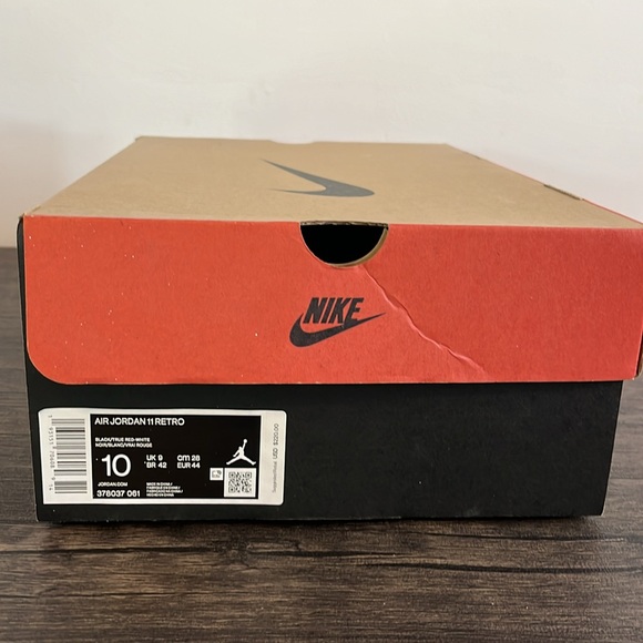 Lightly used Jordan 11 Retro “Bred” - Picture 8 of 9